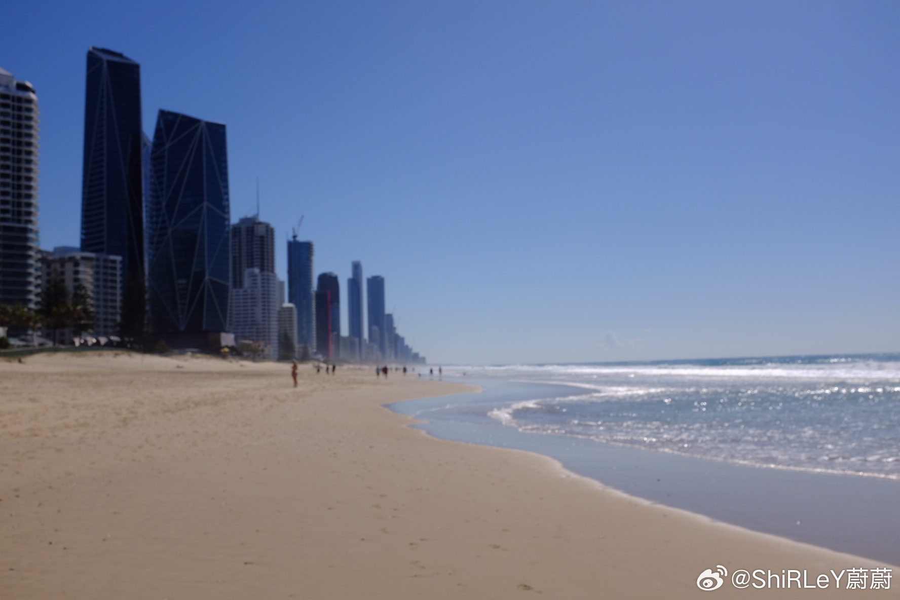 陪我老爸去海边散步，天气很好，海水很清澈。周末有航展，楼下开始陆陆续续都在搭看台