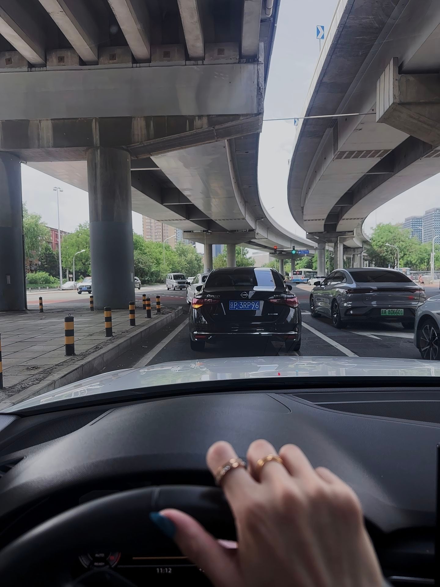 开车走错路时，导航从来不会骂你，"你怎么这么蠢，这都能开错"。它只会轻声说一声：