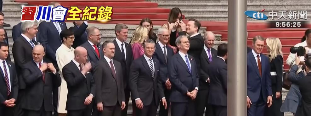 在人民大会堂前，美国17位世界科技巨头与美国高官等待的画面引发世界瞩目！
苹果库