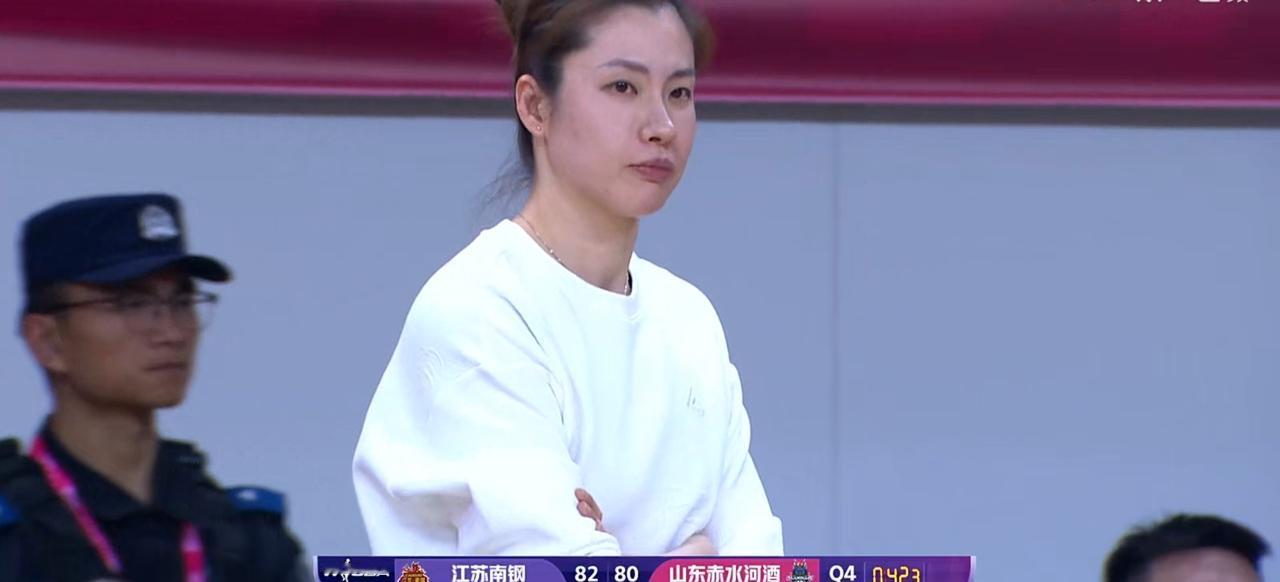 WCBA赛场上，江苏女篮的陈晓佳身份很特别，她既是主教练，也是队员，又美又能打，