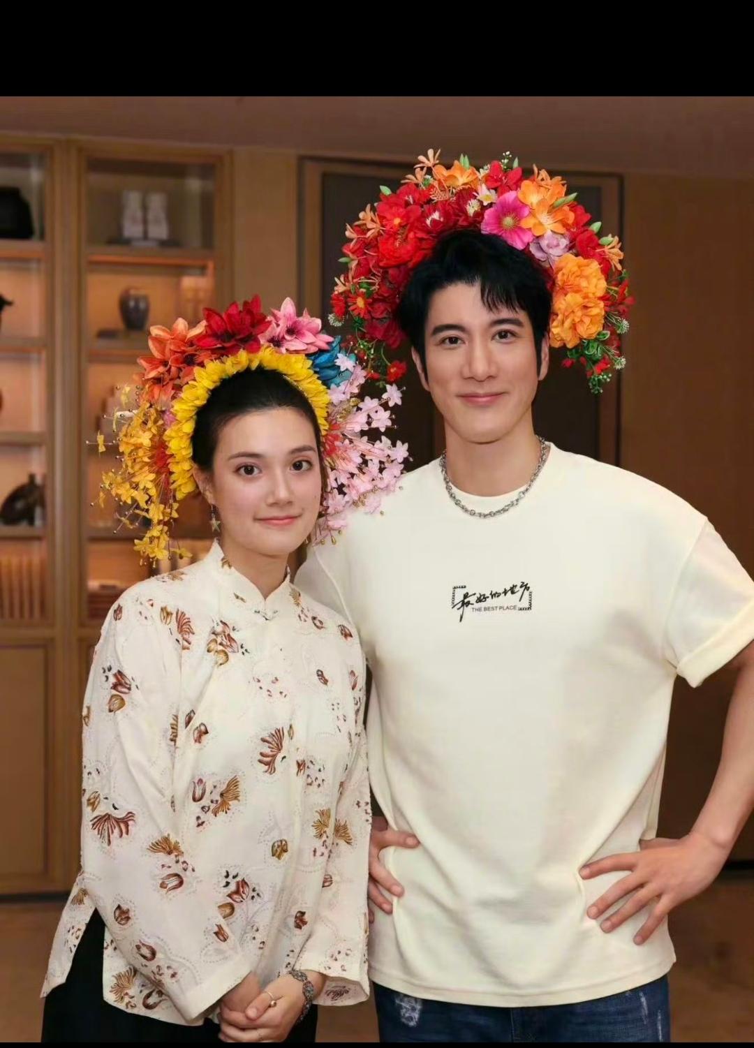 不得不感叹遗传基因的强大了！
他的侄女竟给他长的一模一样，大家能看出这是哪位歌星