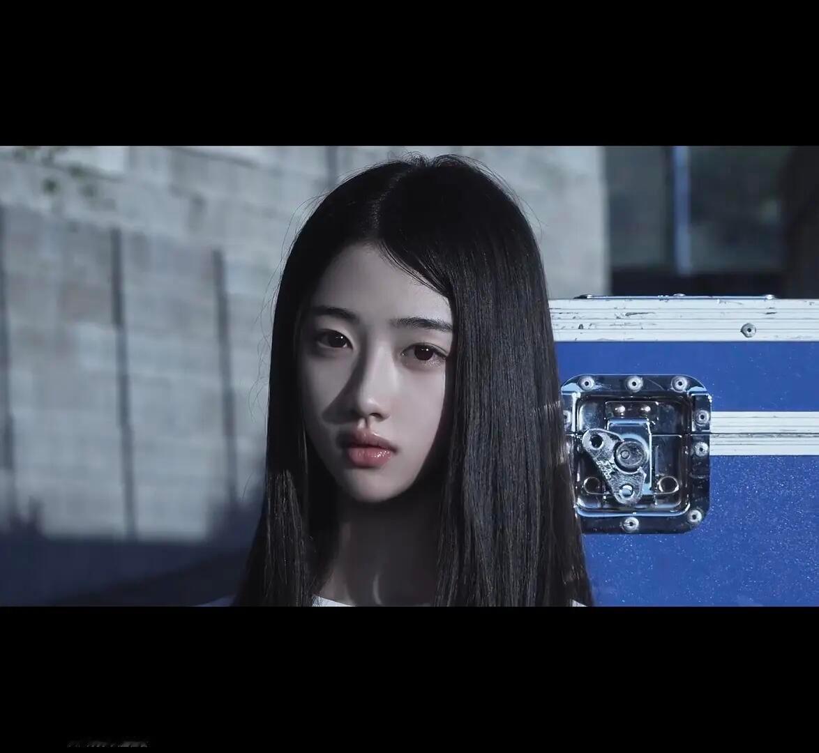 李秀满新女团成员撞脸邓恩熙  李秀满新女团A2O LITE成员亮相，一眼看过去真