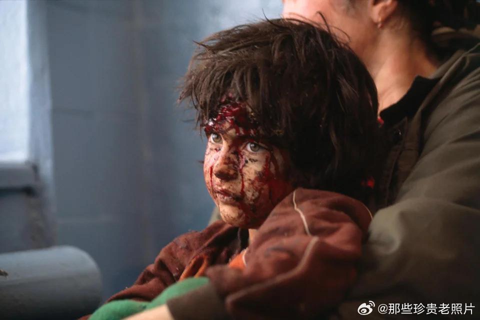 1995年的第一次车臣战争，一名车臣男孩在俄罗斯的轰炸中幸存下来，不过他的家人都