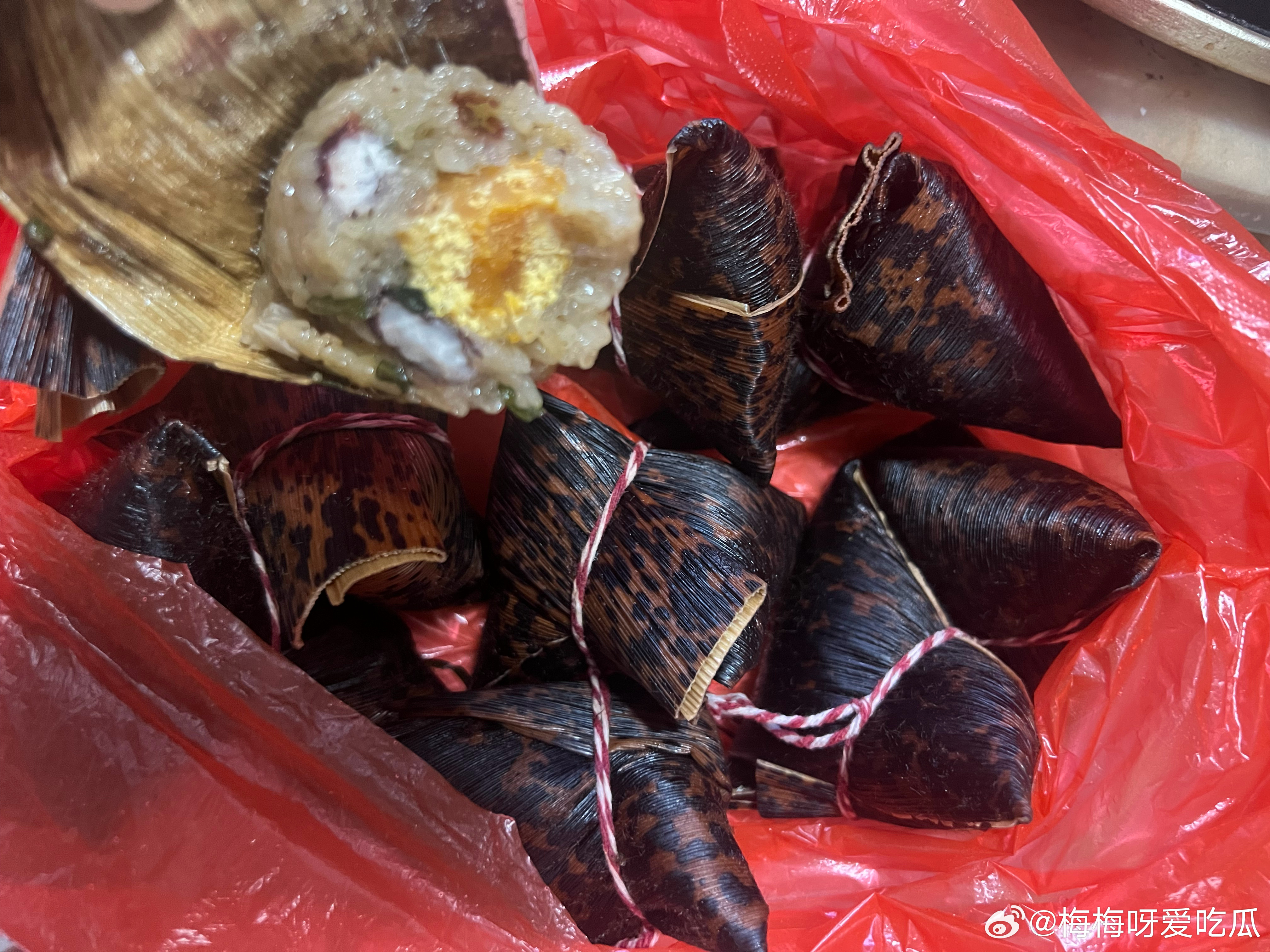 肥是减不了了，朋友投喂了，粽子，好特别，是用笋壳包的，味道不错！减肥其实是旺自己