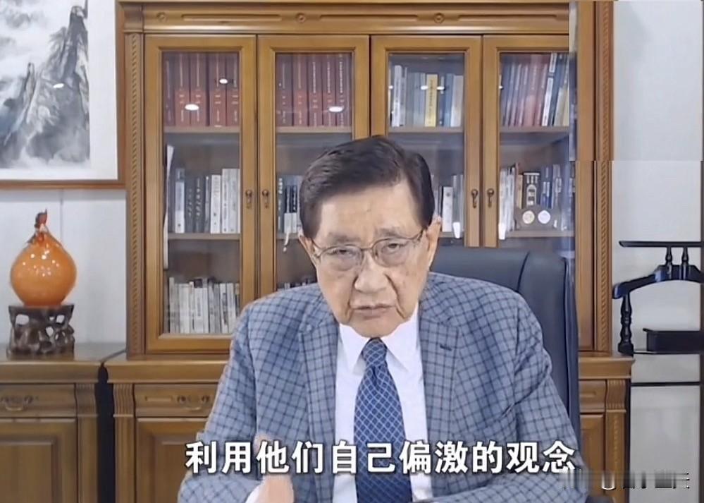 民进党前立委，岛内著名资深时事评论专家叶耀鹏先生在一档节目中对日益紧张的台海局势
