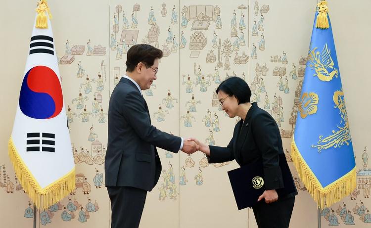 韩国政坛迎来第二位女总理。总统李在明1日正式任命韩圣淑出任国务总理，这位前互联网