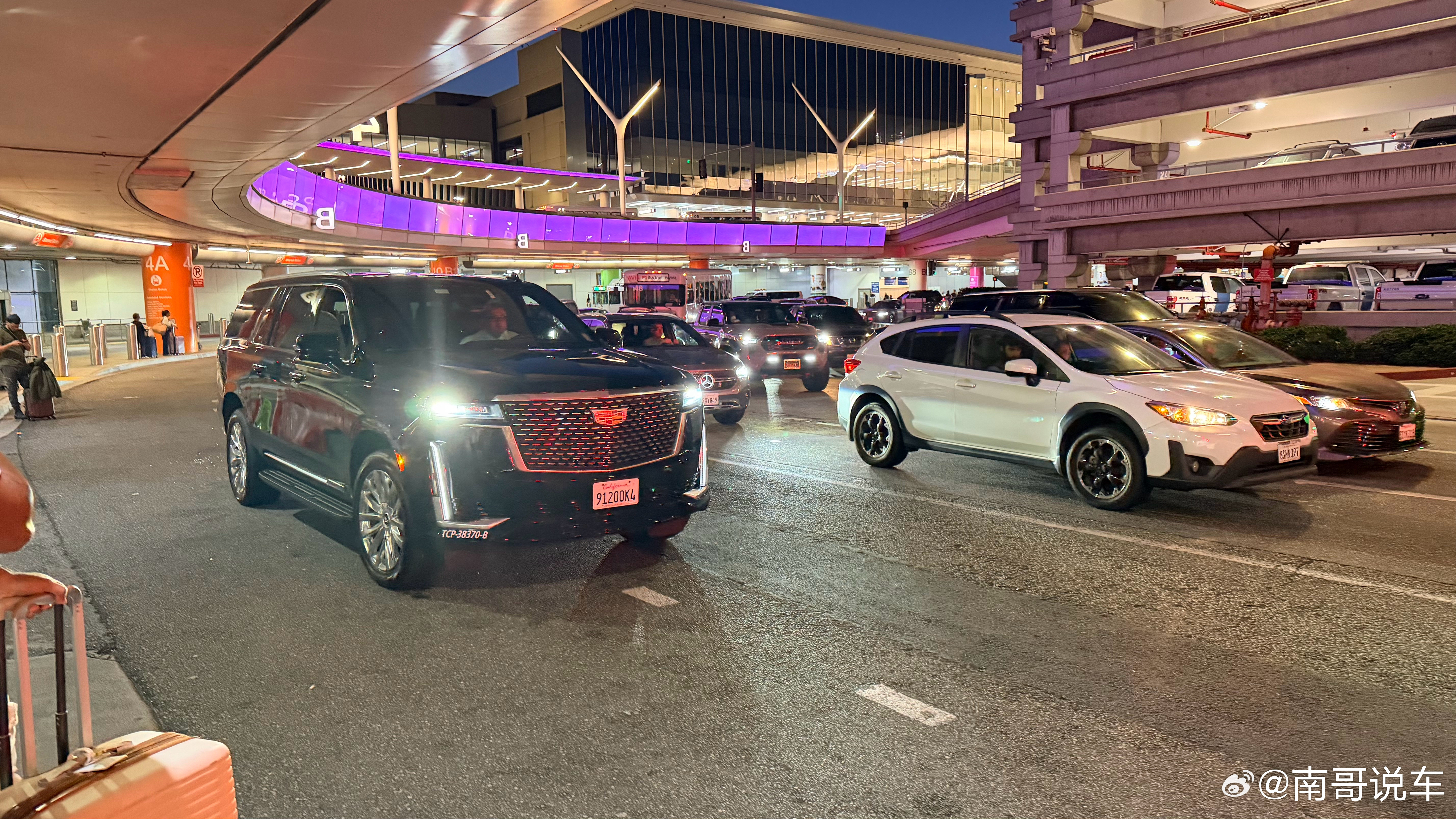 洛杉矶机场  这里被通用旗下全尺寸垄断了蔚来 问界  长城 极氪  杀进来吧  