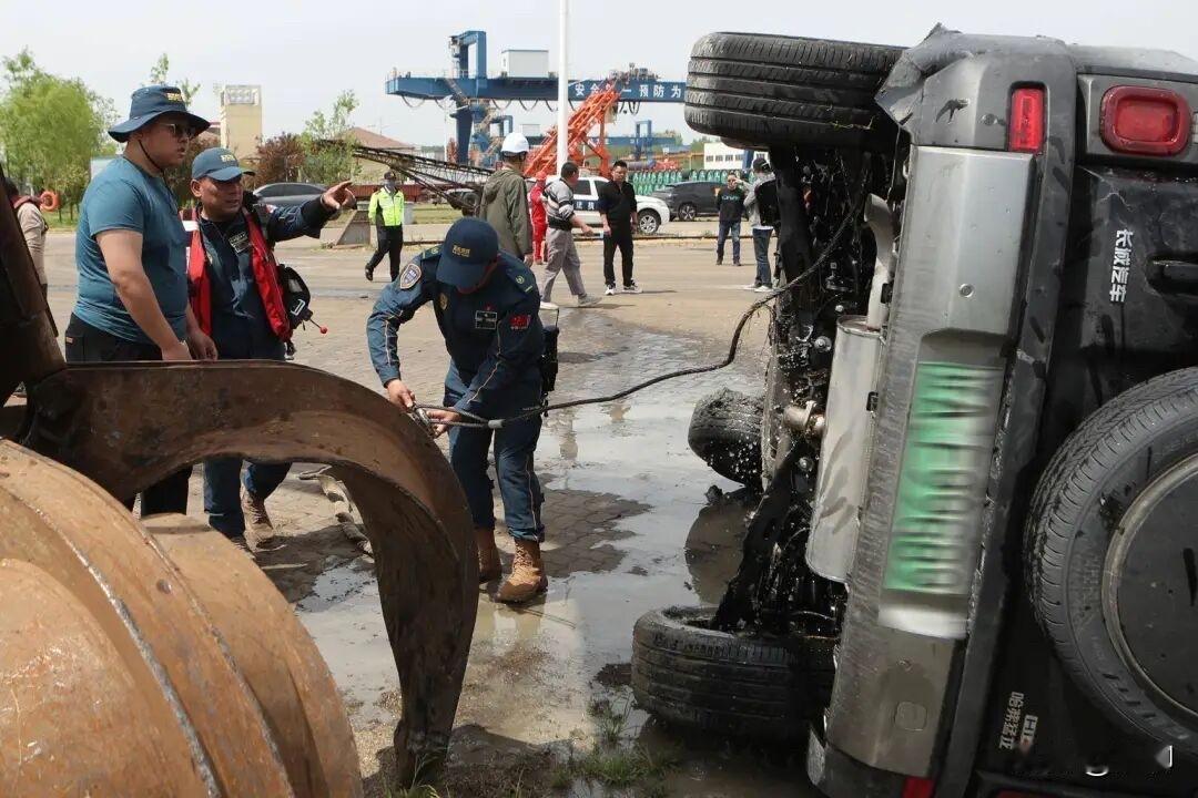 惊险！男子驾车坠河！ 众人及时施救！

4月18日11时许，经过淮阴区交通、公安