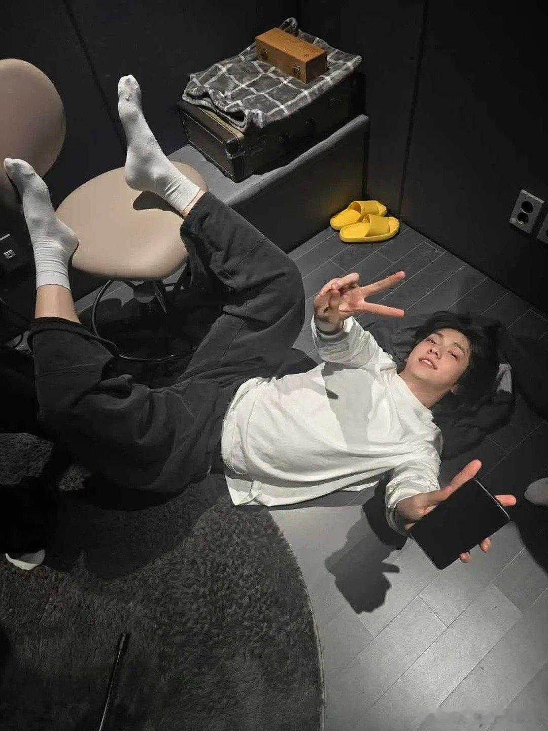 老彬这照片姿势到底想干嘛 