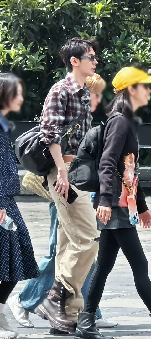 邓为人群中帅的好直观邓为格子衫工装裤look 邓为人群中帅的好直观，邓为格子衫工