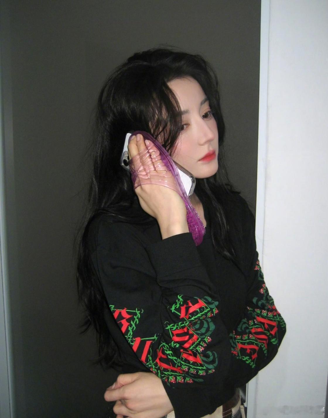 谁给迪丽热巴买的手机壳迪丽热巴这组自拍太有创意了！粉色水晶拖鞋当道具，一会儿举着