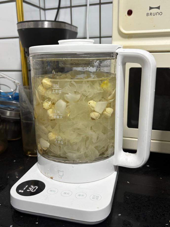 一边西医健身运动，一边中医养生和银耳百合羹 