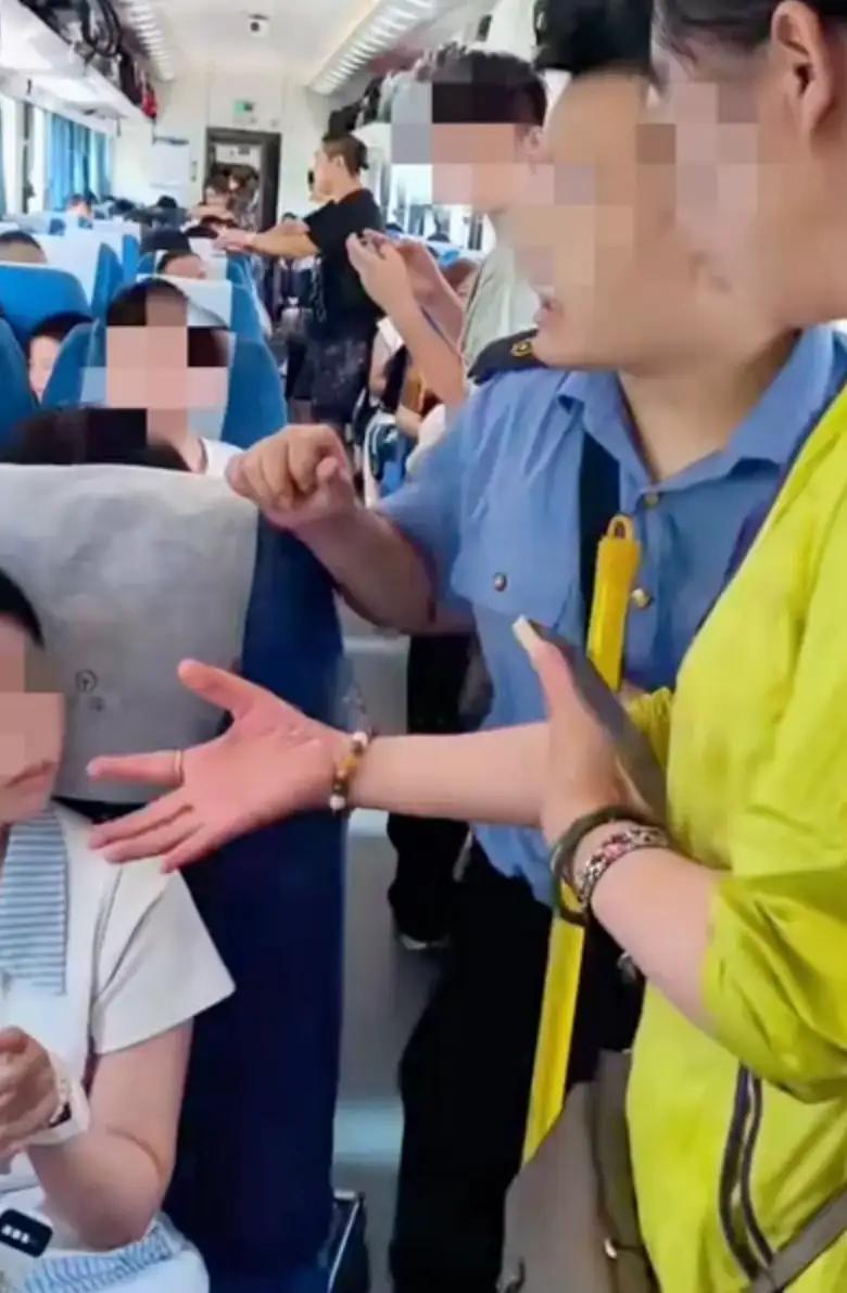 火车上这一幕吵上热搜！8月19日，火车上的一场“座位之争”冲上热搜，12306也