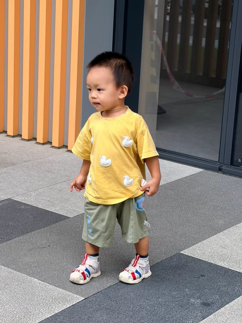 早上去看完房子回来路上宝爸公司老板说打电话给他说今天出来露营，吃过午饭我们就跟着