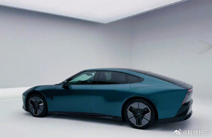 探索未来之美，小鹏P7以超现实美学引领潮流。每一角度都是惊艳的瞬间，让每一次快门