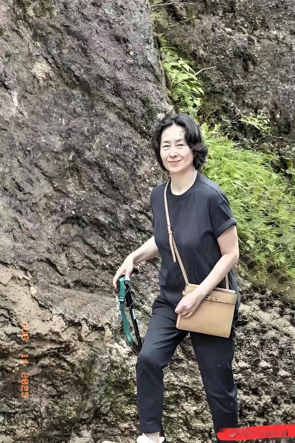 她穿的好普通，但是骨子里的气质却比娱乐圈里的同龄女明星要好，她没有容貌焦虑，坦然