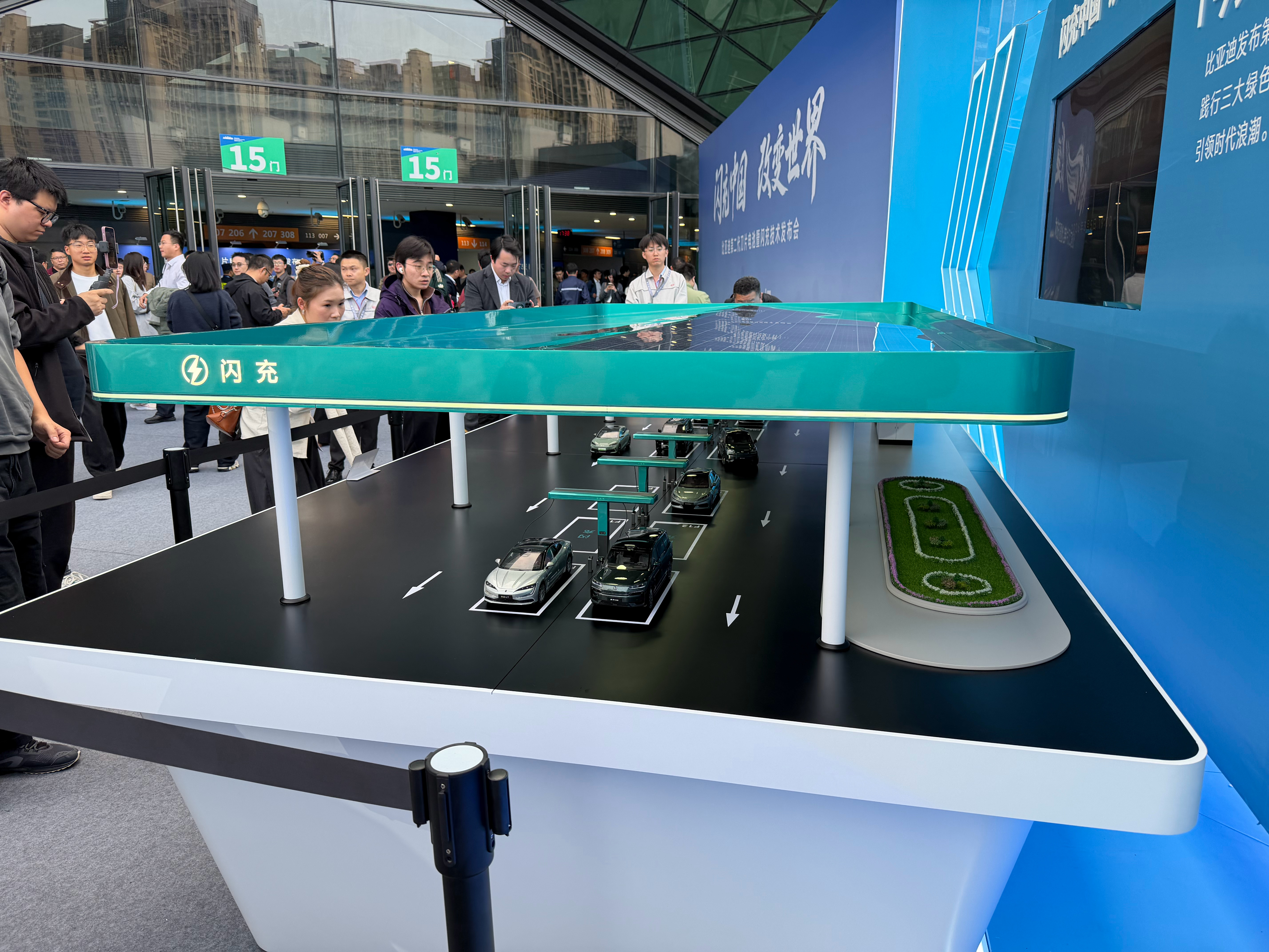 比亚迪这次发布了第二代刀片电池和闪充技术，补能效率飞速提升！常温下5分钟充好，9