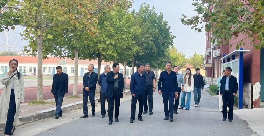 曹县关工委莅临曹县三中调研

10月13日上午，曹县关工委主任李宪忠带队，常务副