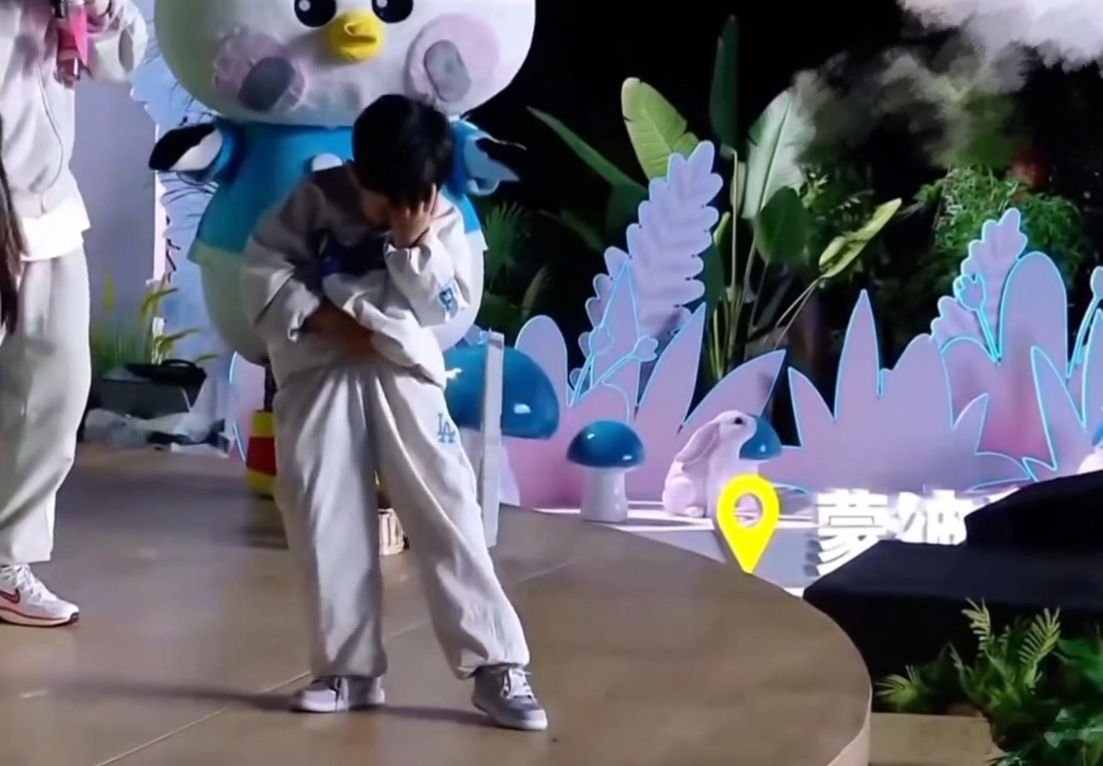 #马立奥被马君妍强制开机#松子的好胜心真是太可爱了，让人看到了他的天真和无邪。 