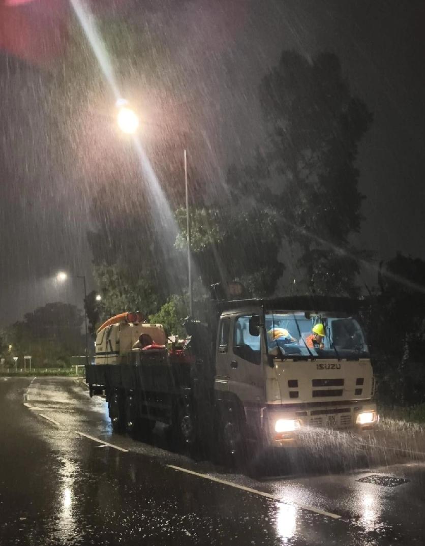 香港天文台周三（20日）晚上先后发出黄色暴雨警告信号及新界北部水浸特别报告，多区