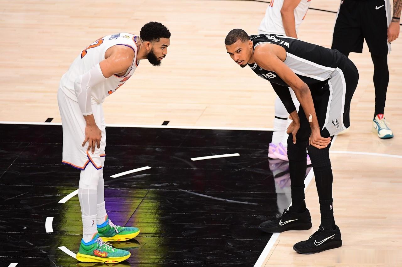NBA总决赛 G1，马刺 主场95-105不敌尼克斯 ，大比分0-1落后。文班在