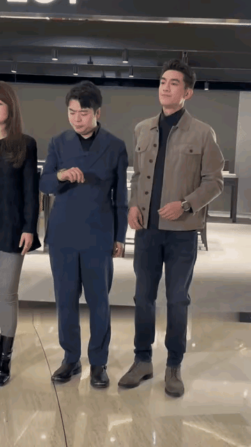 已经数不清林更新对着郎朗翻了多少个白眼了！郎朗也真的是够麻烦，一会往后站，一会儿