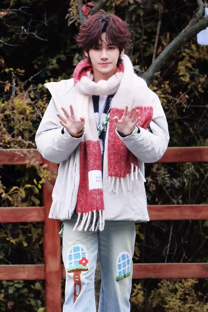 张真源奔跑吧红白围巾造型 ​张真源奔跑吧红白围巾造型，张真源今日西藏录制路透来啦