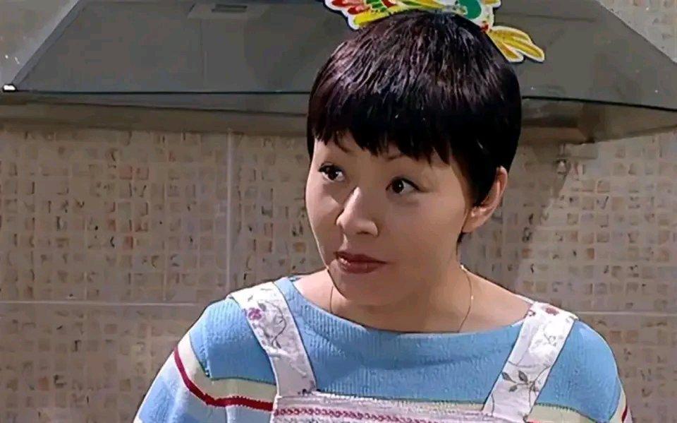 身价百亿坐拥北京一条街，出门私人飞机!京圈富婆 各个背景不简单在京圈，这些富婆们