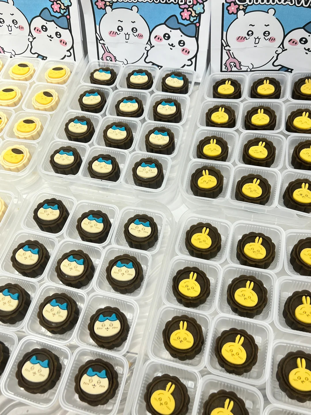 今天给大家带来一场吉伊卡哇月饼的大合集，全方位实拍展示。这届月饼无论是创意还是口