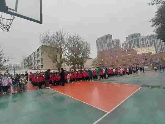 带定位晒今日生活 今日状态主打一个“期待暴富”，谁不想钱包鼓鼓啊！我这是在海南，