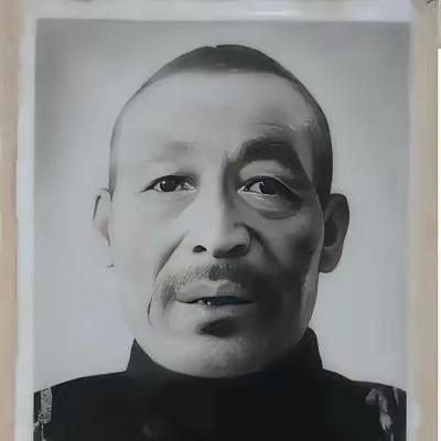 1949年，杀了3000多名红军的韩起功逃入祁连山，解放军搜寻多日无果，这时，一