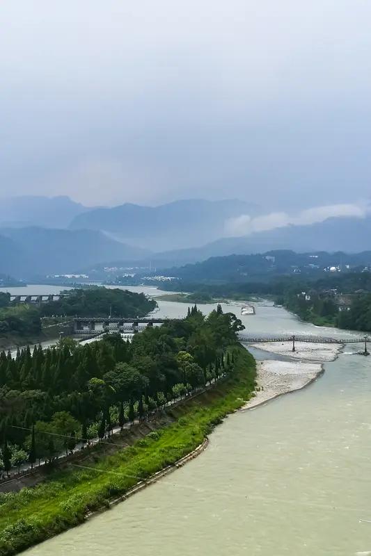 大家好！今天我们来揭秘一个伟大的工程奇迹——都江堰的水，到底是从哪来的？简单说，