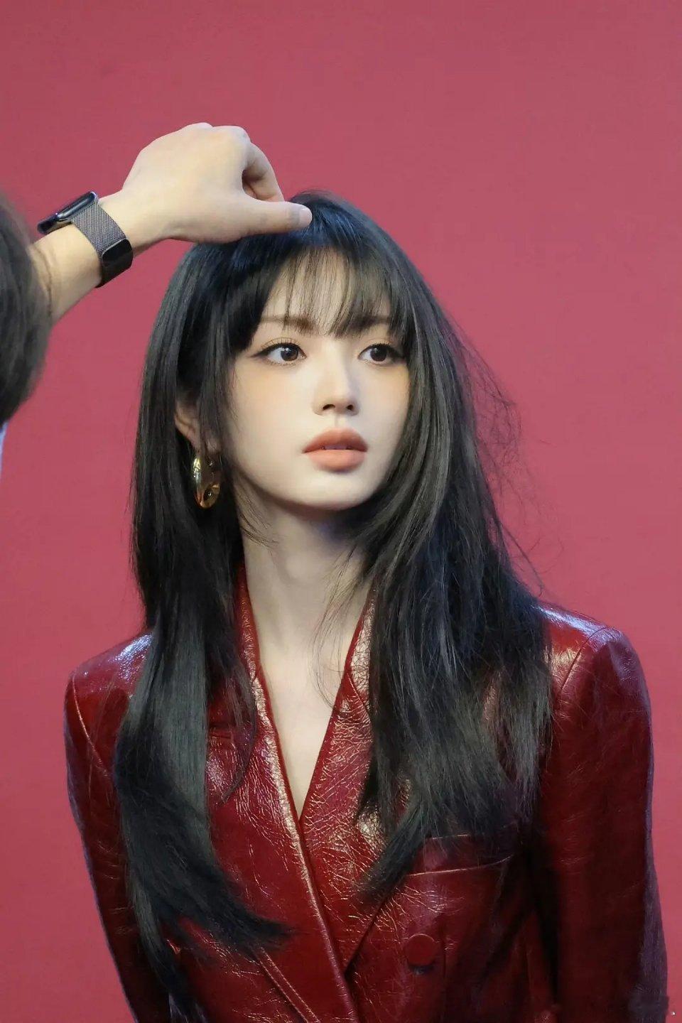 田曦薇的造型真的让人有点儿琢磨不透，感觉很多造型都全靠这张脸她的五官在撑着 ​​