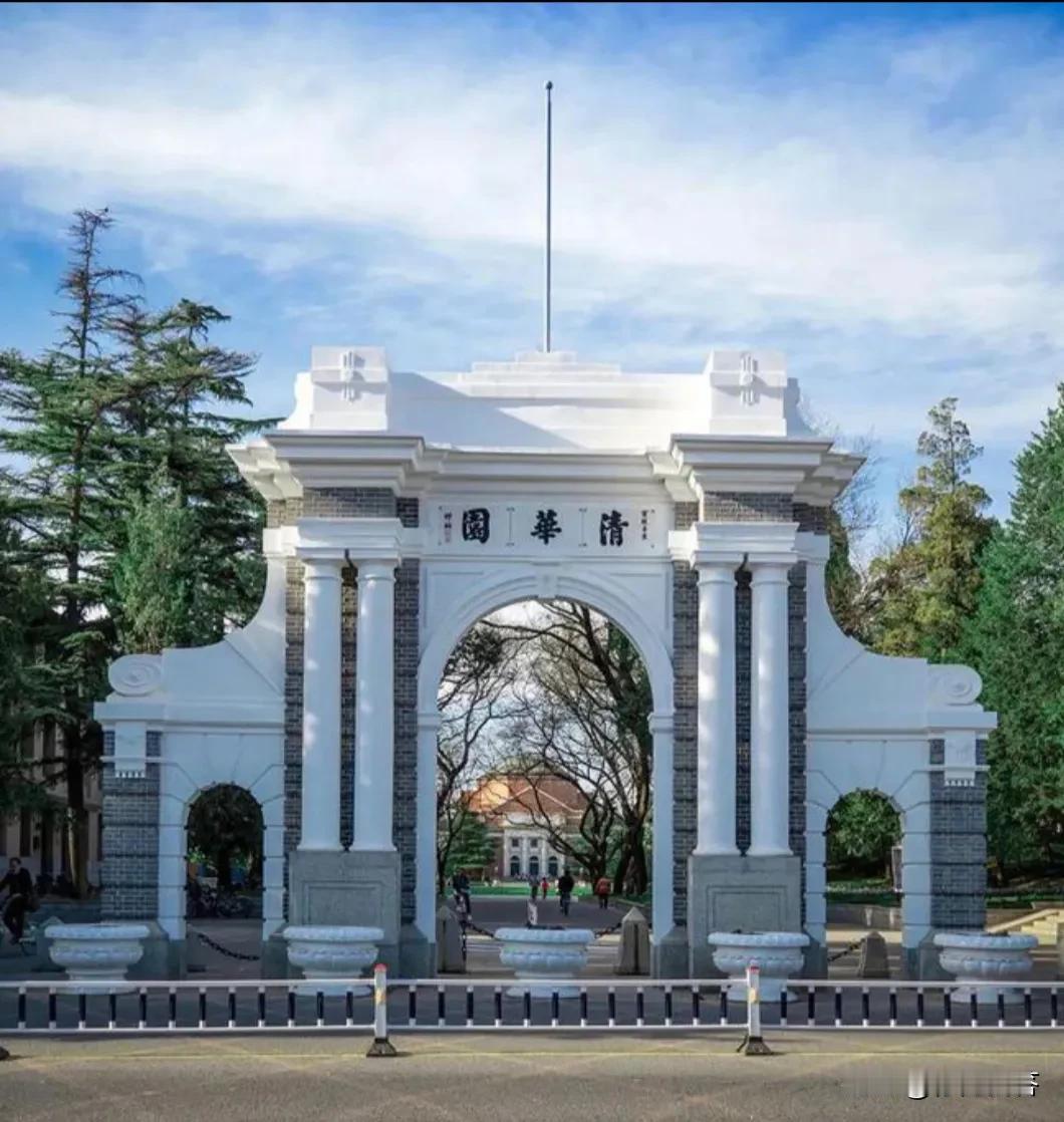 请问：“北京大学”校龄，是？
答案：125岁

请问：“清华大学”校龄，是？
答