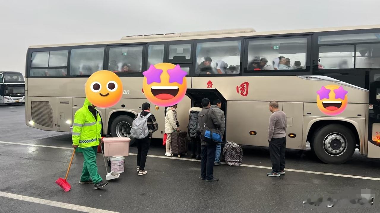 今年春运最意外的事，
不是高铁更快了，
而是长途大巴又火起来了。
 
以前大家嫌