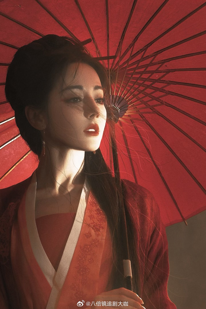 迪丽热巴白日提灯一对多打戏又是成为迪丽热巴颜值粉和剧粉的一天！迪丽热巴在电视剧《