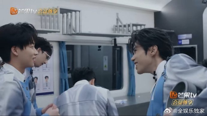 李晋晔吴泽林中二属性藏不住了 谁还没被李晋晔、吴泽林的结印戳中笑点！动作标准到像