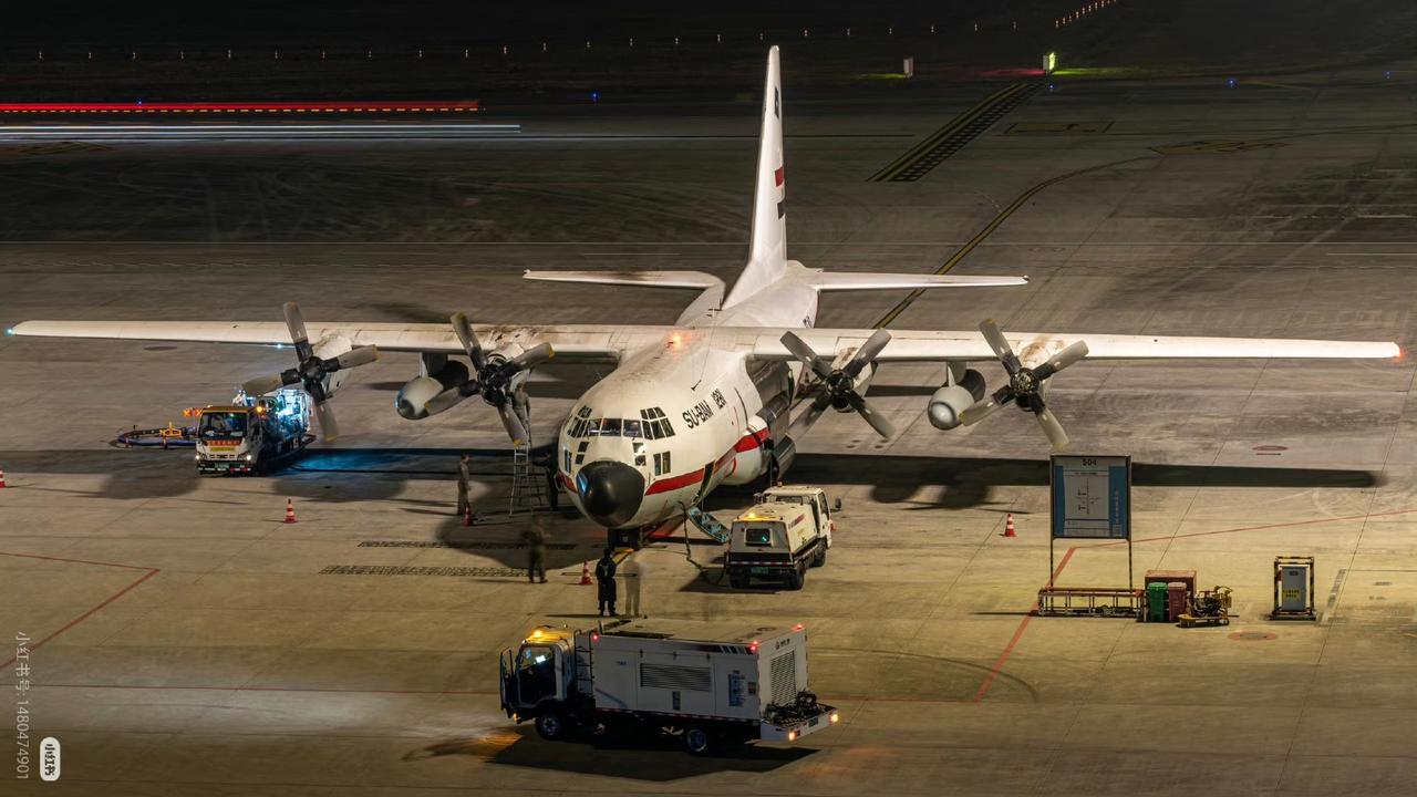 埃及空军C-130运输机注册号为SU - BKU飞抵成都，翼下还挂了副油箱： ​