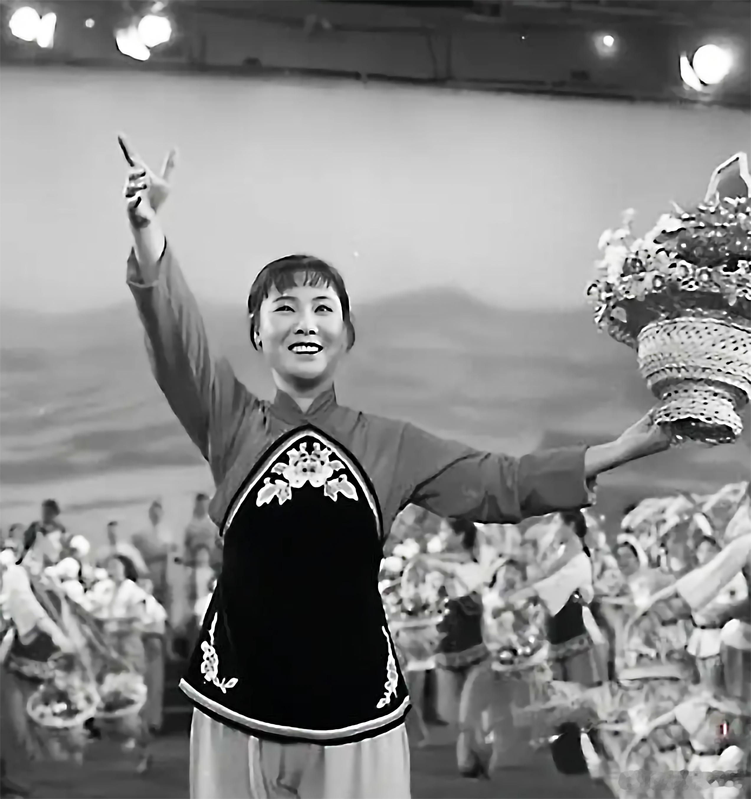 郭兰英逝世 缅怀郭兰英清粼粼水蓝莹天，小芹声，绕河沿。一道道山，一道道水绵绵。南