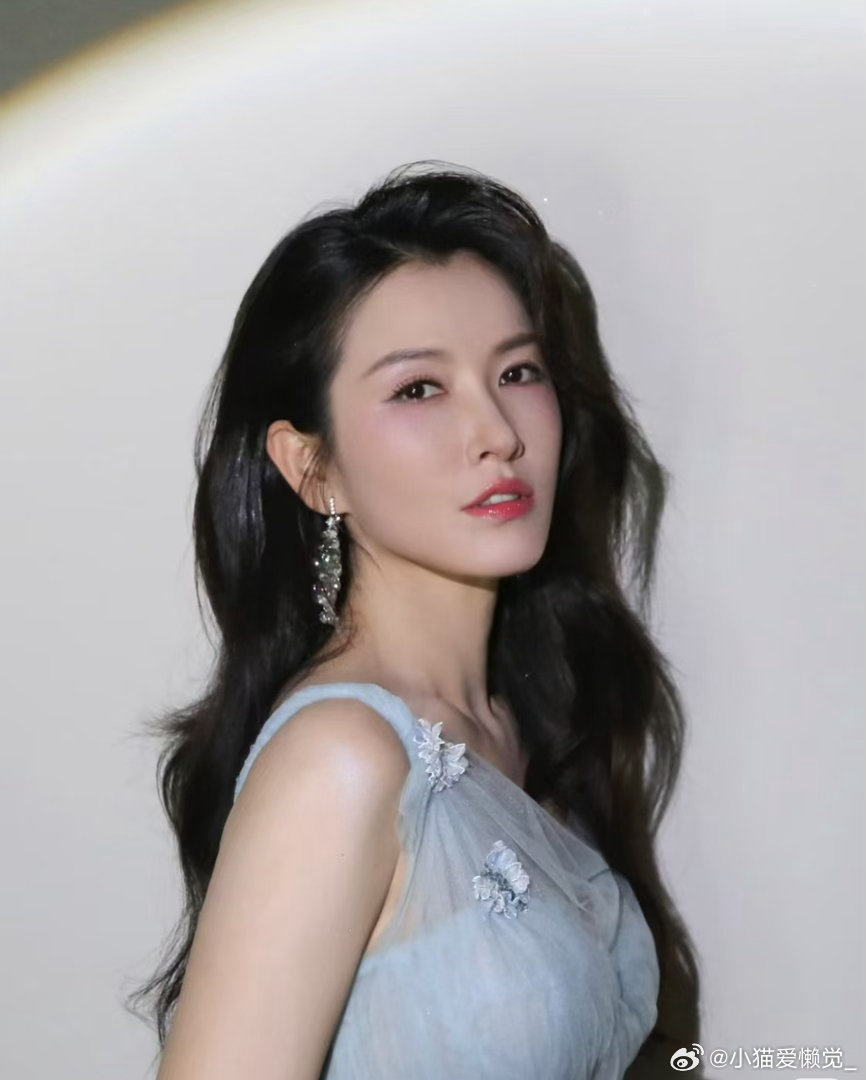 徐洁儿听到自己成团人都傻了 不搞话题不拉踩，就安安静静打磨舞台。成团那一刻的傻掉