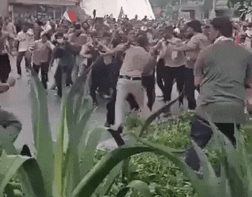 新德里大规模抗议示威，印度警察直接被踩翻在地，挡都挡不住！

直接导火索就是印度
