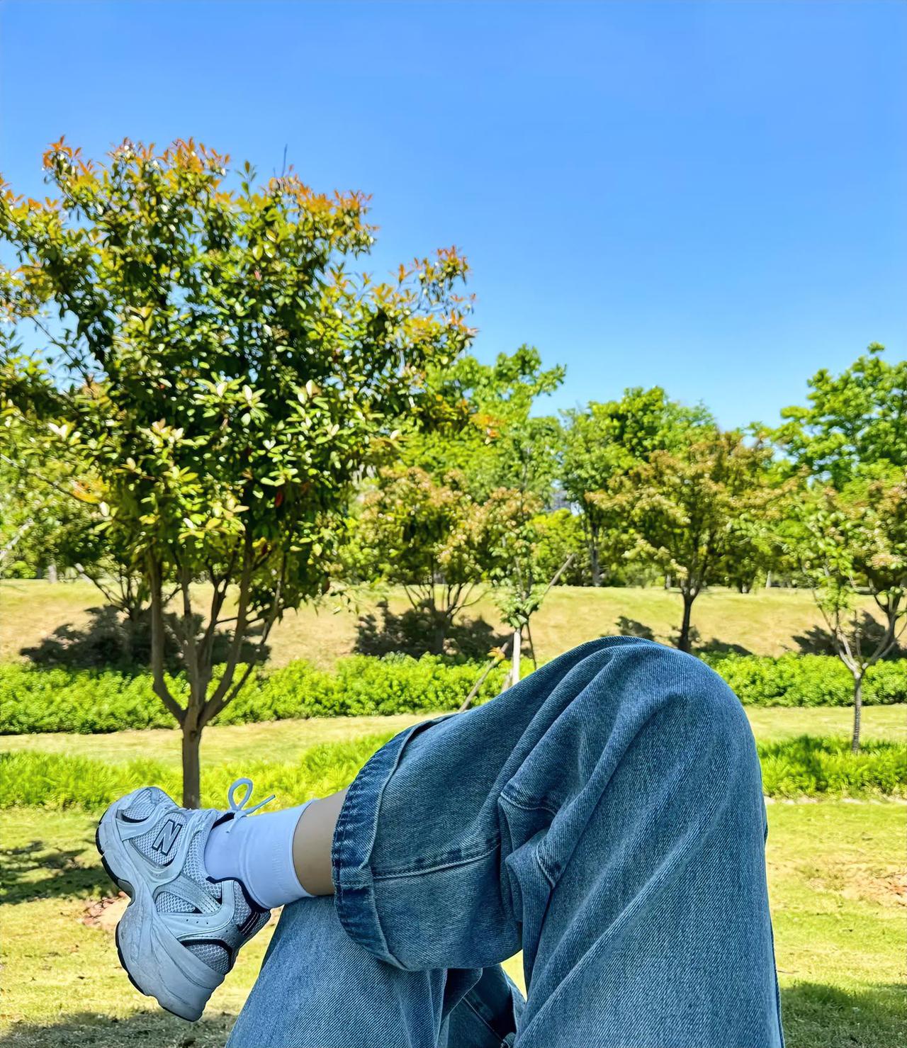 我感觉自己不太适合这个社会，
性格内向，
不善言辞，
不会低头，
也不会说违心话