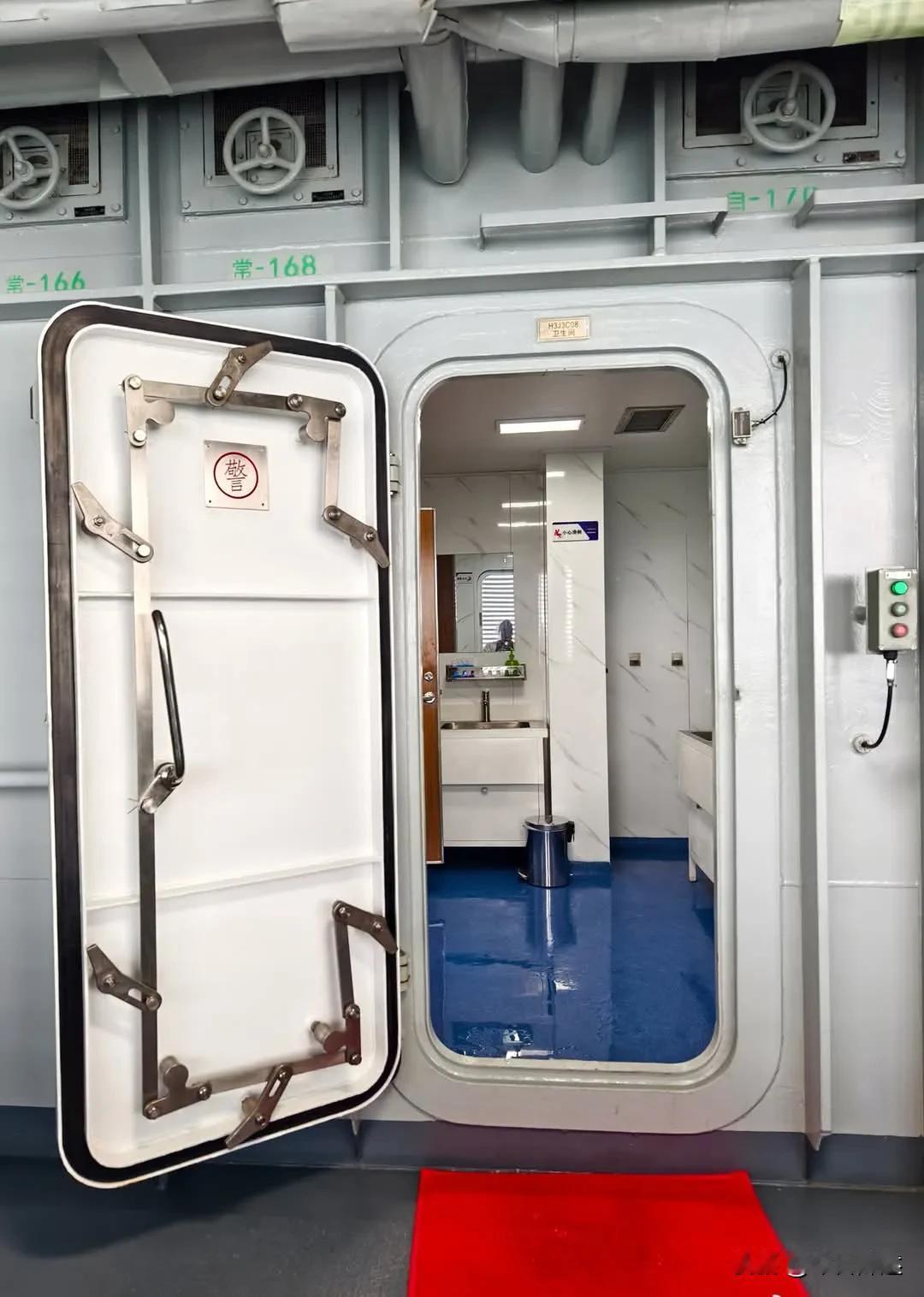 7月5日，正在香港特区向公众开放参观的国产首艘航空母舰“山东舰”厕所及内部照片被