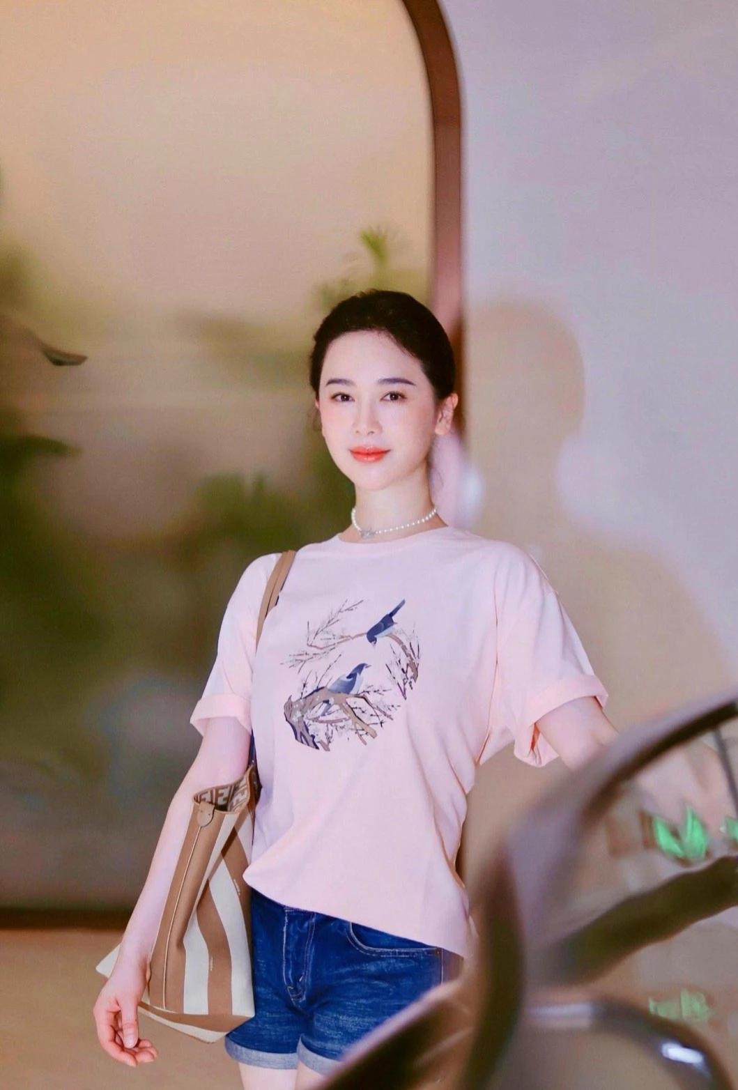 左小青夏日装扮，真是清爽又自在，简简单单，干净利落，看着就凉快，这种自然美，让人