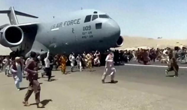 不敢信一群豁出命帮美军干活的阿富汗人，没等来美国的感恩报答，反倒被当成累赘，打算