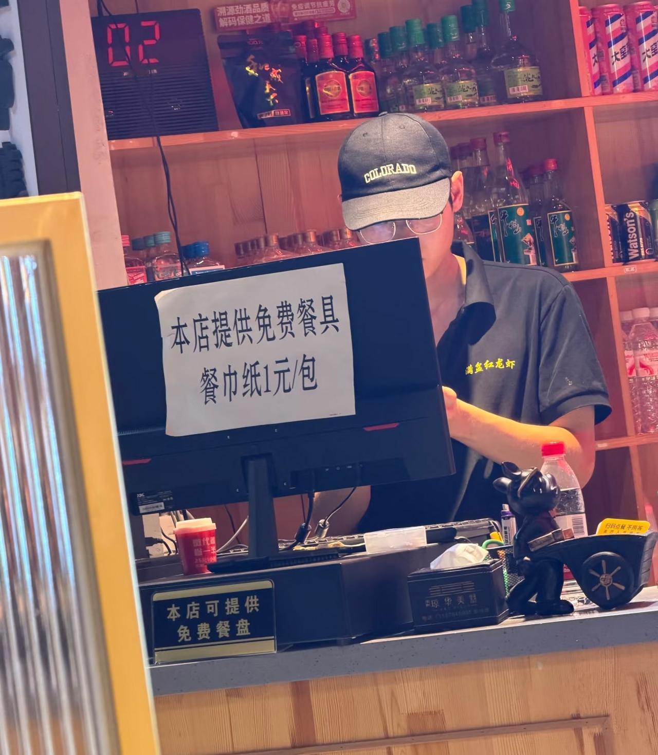 现在店里吃饭纸巾都要收费了吗？
真是孤陋寡闻了，还有所谓提供免费餐具，这需要说明