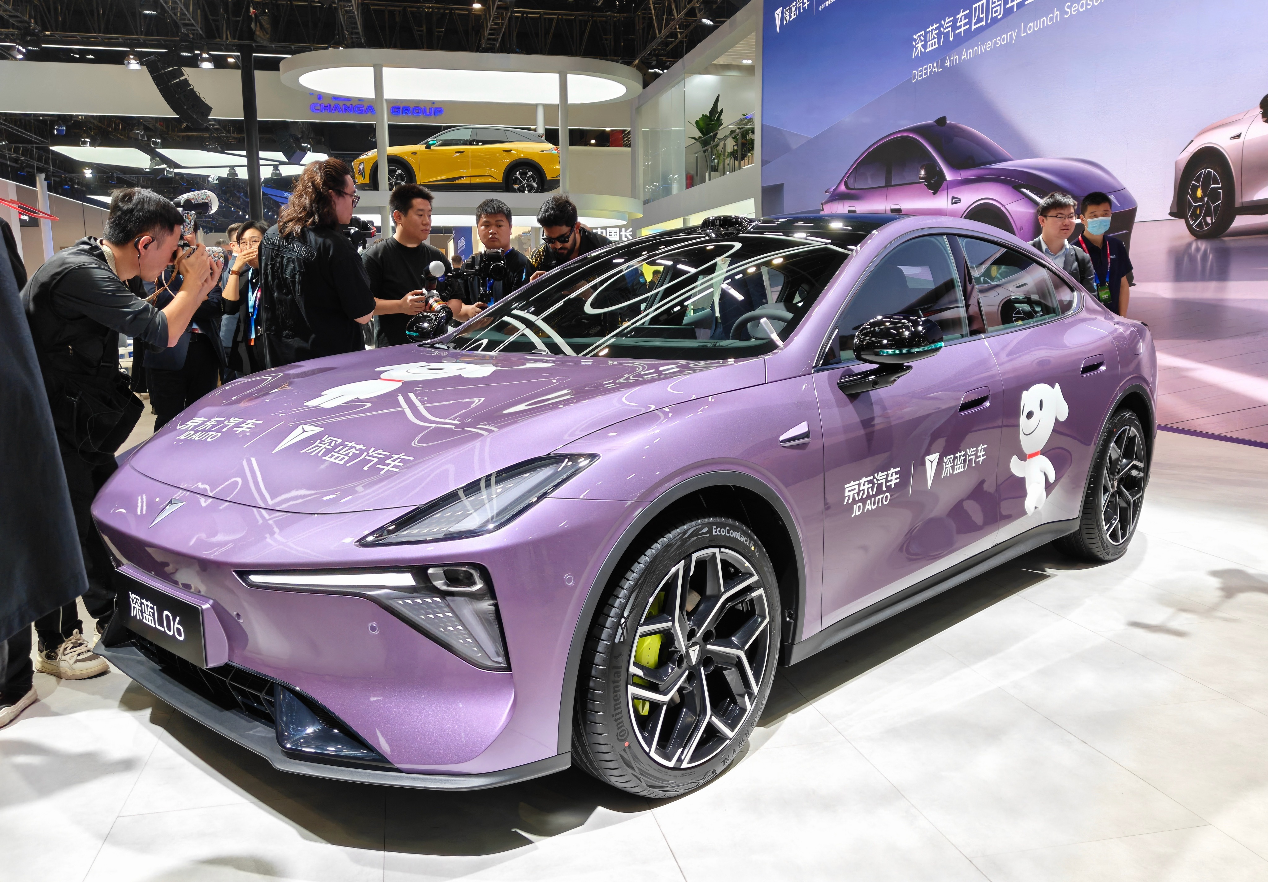 北京车展的深蓝展台，今天热度不小，北京车展看深蓝，看到了蔡文静好看话说回来，这次