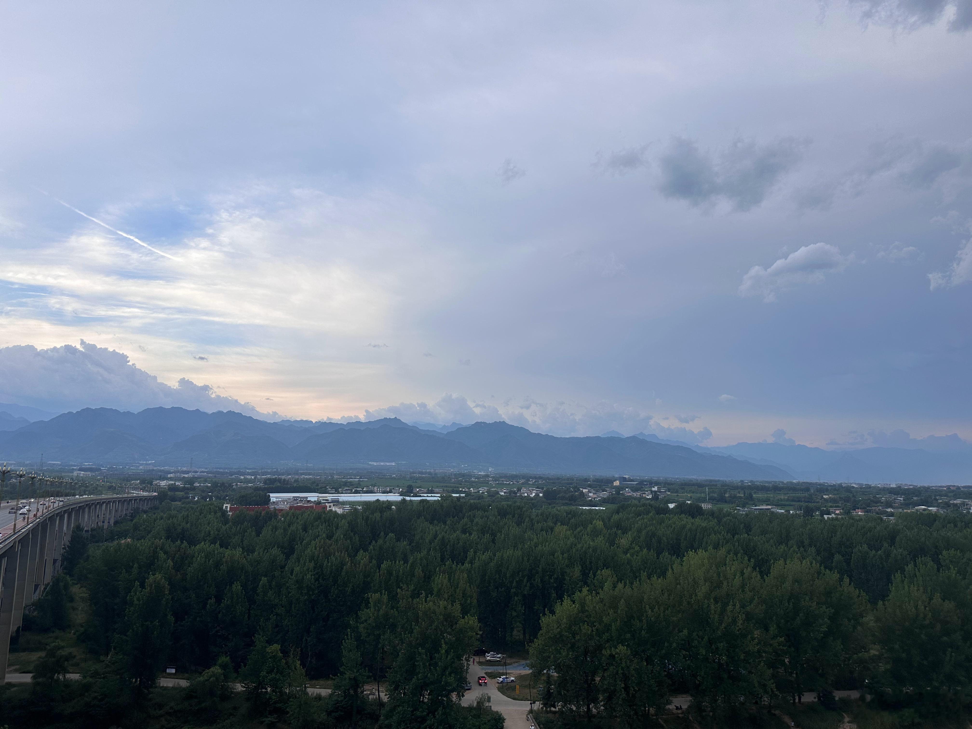 风雨欲来，远处的秦岭山。 西安·常宁宫蒋介石西北行宫