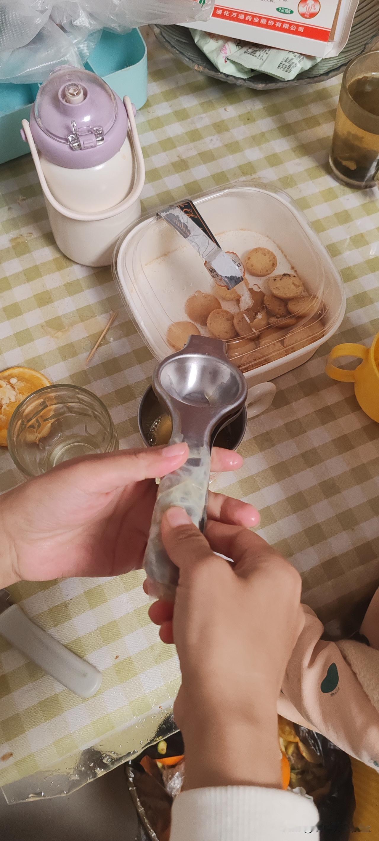 身为农村出来的三代贫农，看见这样挤橙汁有点心疼。