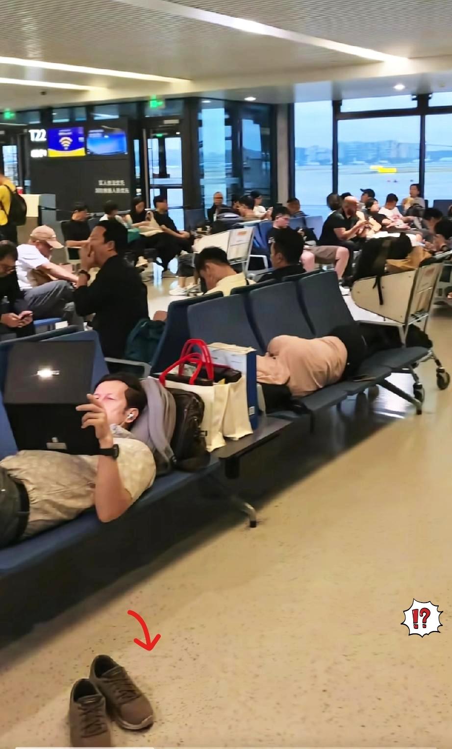 上海虹桥国际机场
两外国人脱鞋躺在座椅上
霸占了六个座位“一个在睡觉”
一个在专